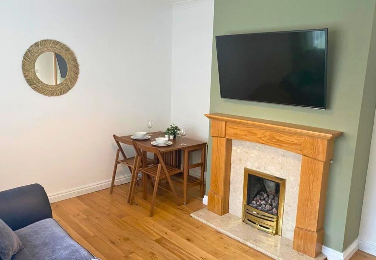 Apartment in Newcastle - Charming Two-Bedroom House in the Heart of Newcastle