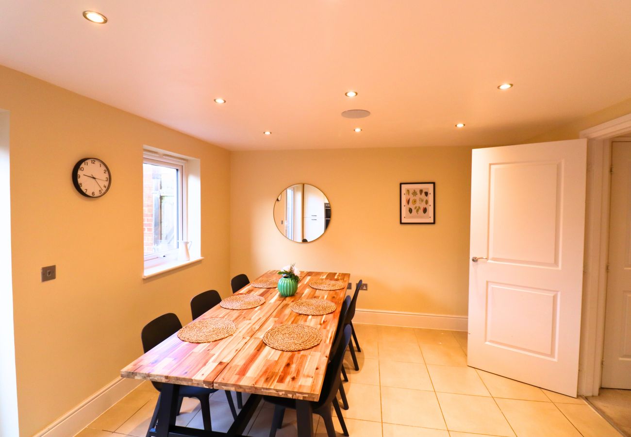 House in Addlestone - Addlestone, Spacious Four-Bedroom Townhouse 