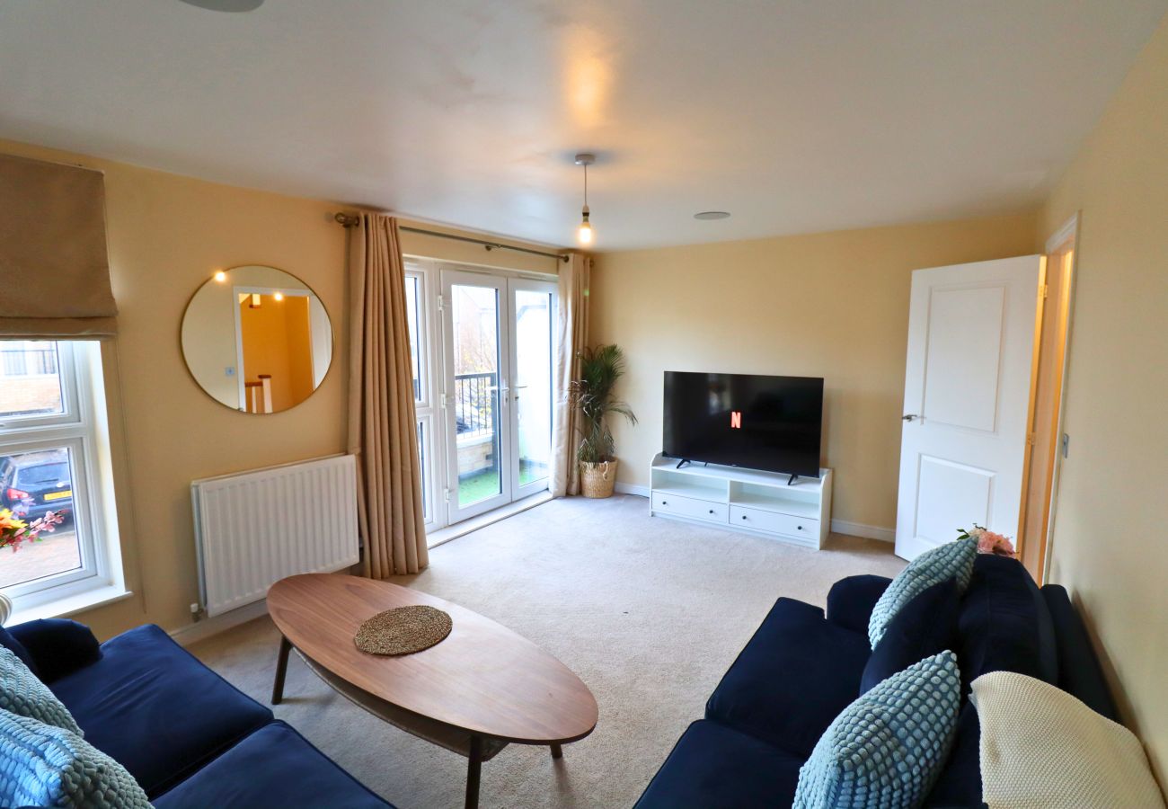 House in Addlestone - Addlestone, Spacious Four-Bedroom Townhouse 