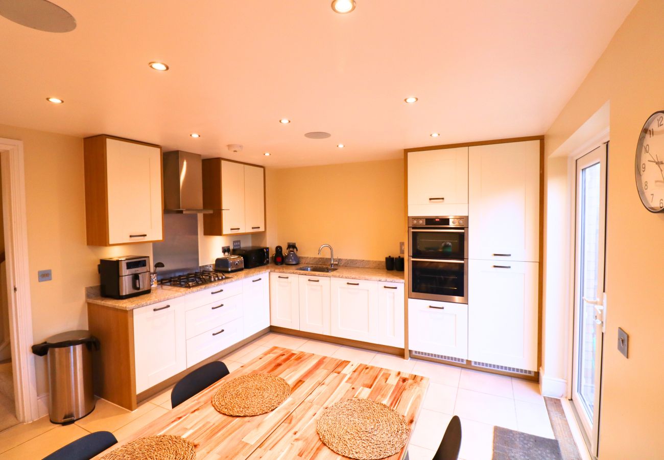 House in Addlestone - Addlestone, Spacious Four-Bedroom Townhouse 