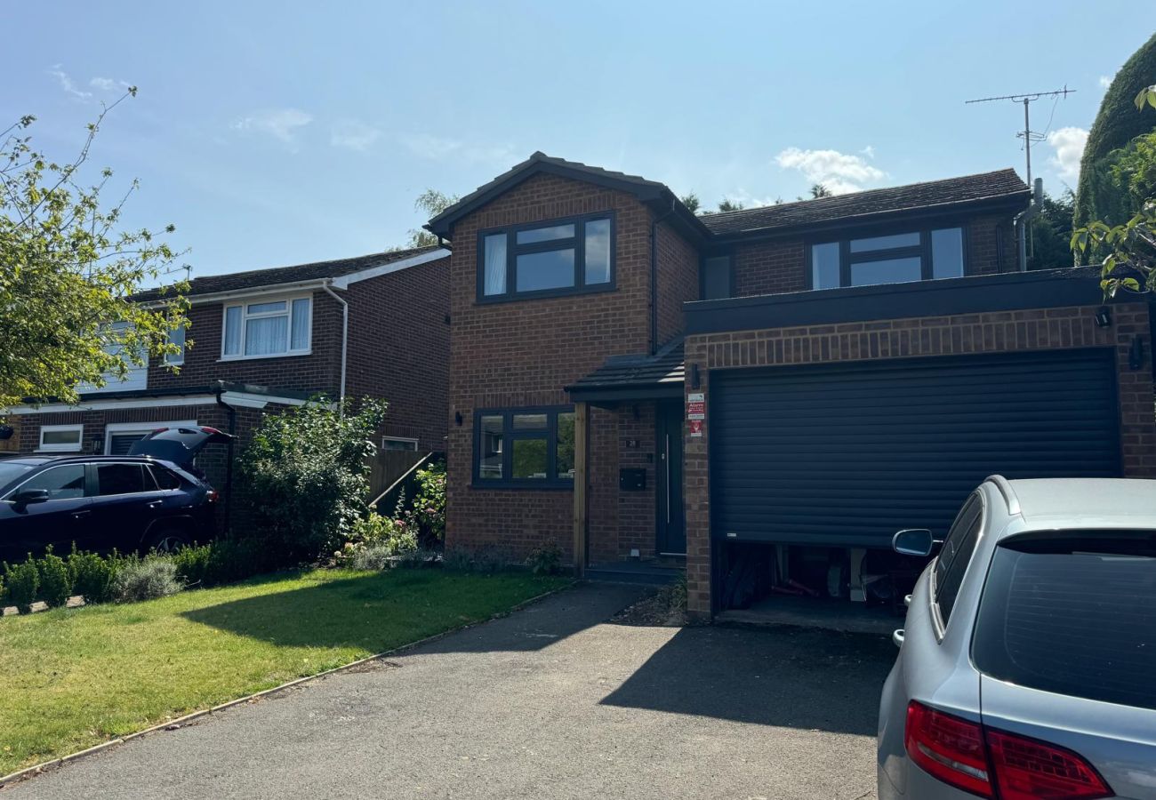 House in Ascot - Ascot Spacious Four Bedroom Family Home 