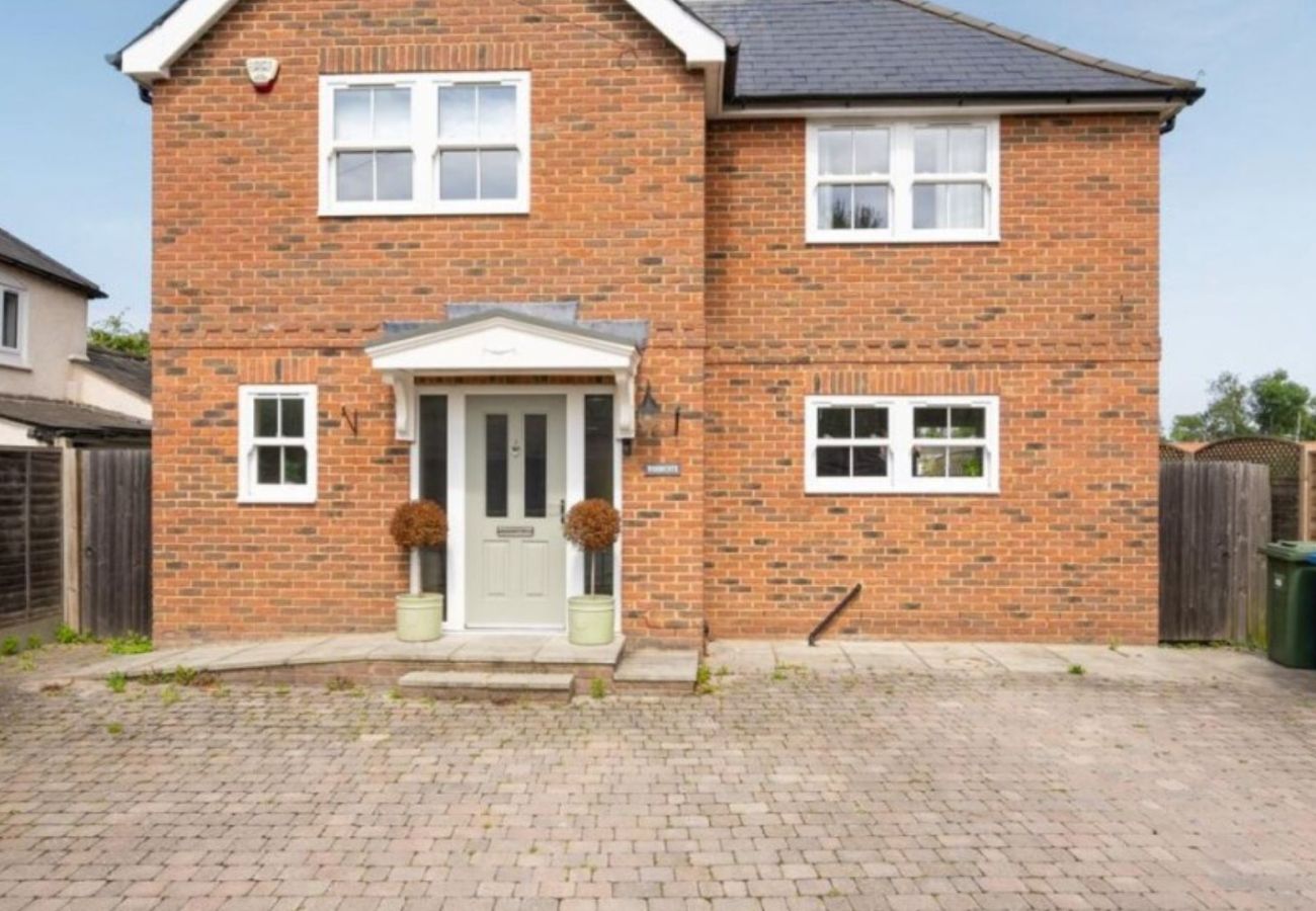 House in Windsor - Spacious 4-Bedroom House in Winkfield