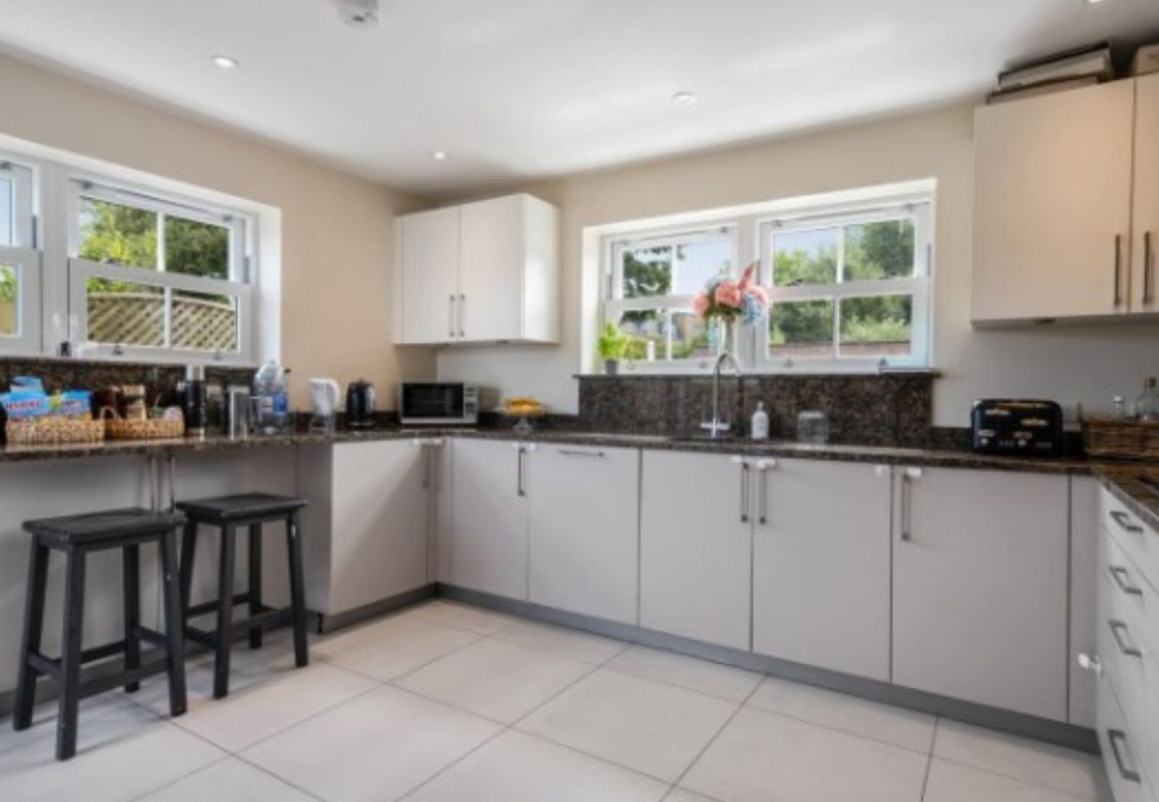 House in Windsor - Spacious 4-Bedroom House in Winkfield