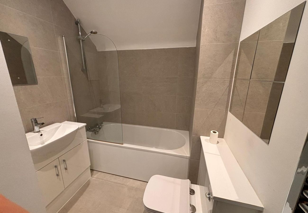 Apartment in Egham - Egham Stylish 2 Bed Apartment 