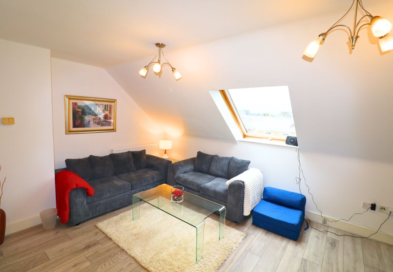 Apartment in Egham - Egham Stylish Two Bedroom Apartment 