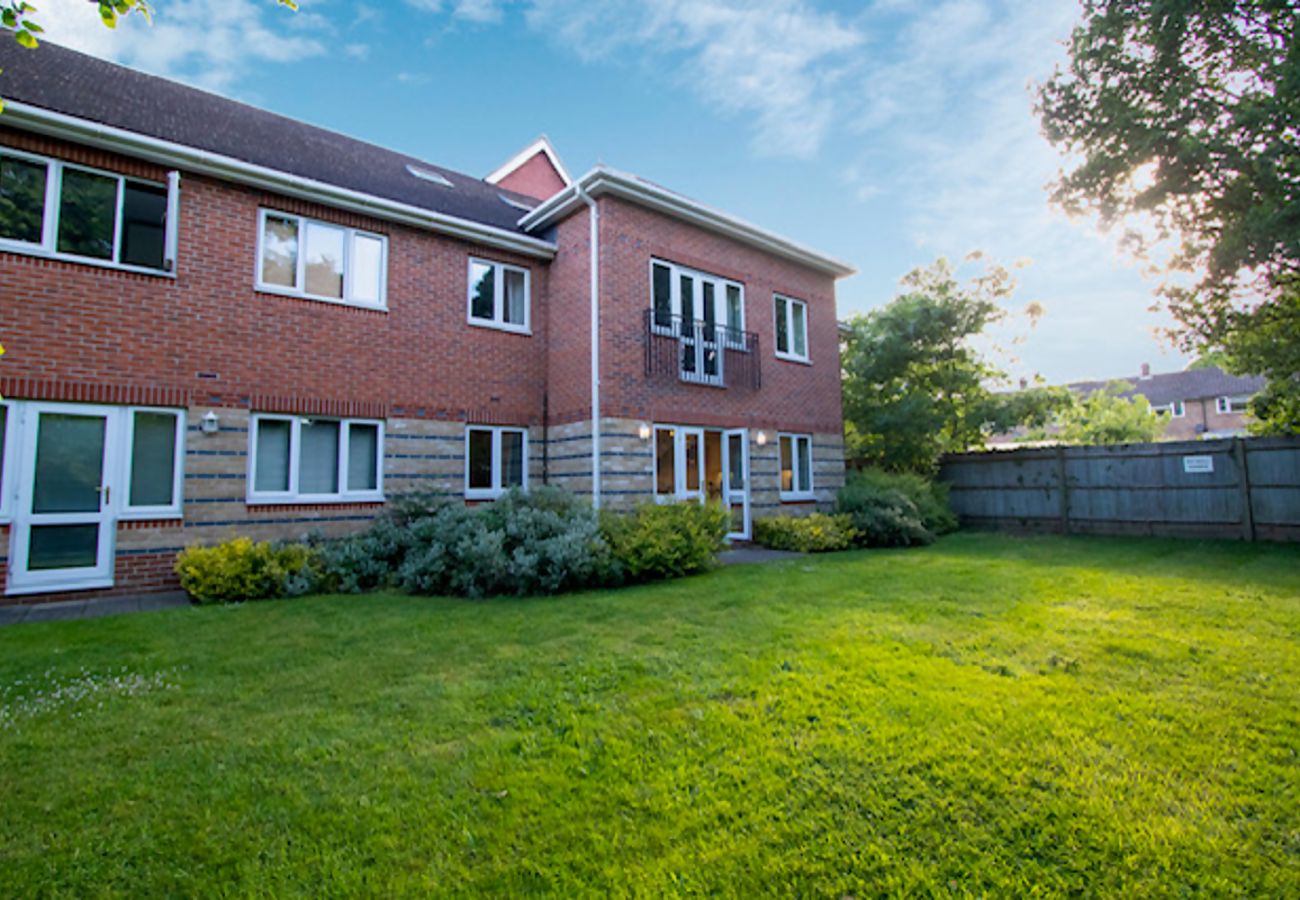 Apartment in Bracknell - Stylish Bracknell Top Floor Apartment