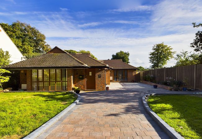  in Chertsey - Private Five Bedroom Bungalow in Chertsey