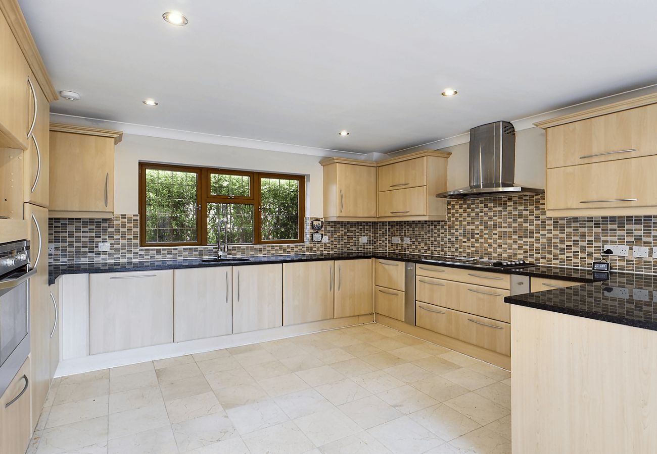 House in Chertsey - Private Five Bedroom Bungalow in Chertsey